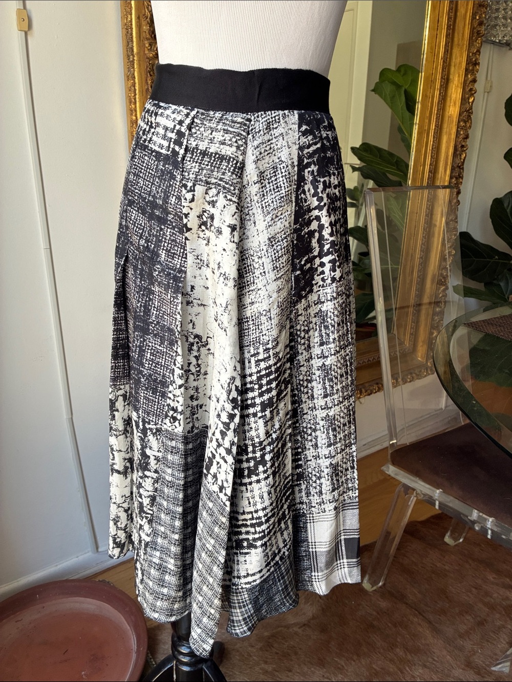 L’agence silk Black & White Patterned A-Line high wasted Midi Skirt size small